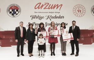 Arzum’dan satranç ustası kadınlara anlamlı destek