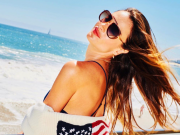 Alessandra Ambrosio, Tommy Hilfiger tasarımlı pozlarını paylaştı