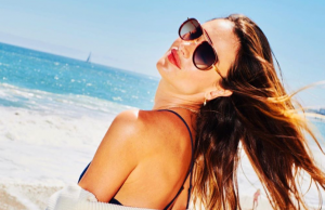 Alessandra Ambrosio, Tommy Hilfiger tasarımlı pozlarını paylaştı