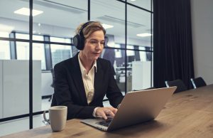 Hareket halindeki modern profesyoneller için EPOS AI™ destekli ADAPT 660 kulaklık
