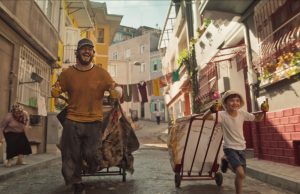 Netflix, başrolünü Çağatay Ulusoy’un üstlendiği, Kağıttan Hayatlar’ın resmi fragmanını paylaştı
