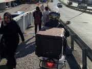 Yasak olmasına rağmen kaldırımları kullanan moto kuryeler risk oluşturuyor