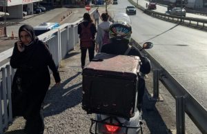 Yasak olmasına rağmen kaldırımları kullanan moto kuryeler risk oluşturuyor