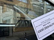 İstanbul Şişli’de kaldırıma park eden araçlara mesajla tepki