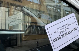 İstanbul Şişli’de kaldırıma park eden araçlara mesajla tepki
