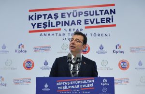 İBB Başkanı Ekrem İmamoğlu, Eyüpsultan Yeşilpınar Evleri’nin 1. etap hak sahiplerine anahtarlarını teslim etti