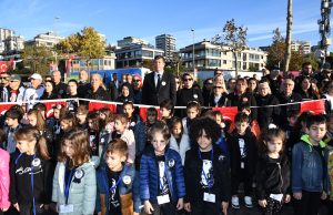 KADIKÖY’DE BİNLERCE KİŞİ ATA’YA SAYGI ZİNCİRİ OLUŞTURDU