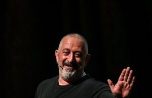 Cem Yılmaz: “43.000 tl lik lamba için markasına 43 milyonluk zarar veren Beymen ve Bakaran Collection’ı kutluyorum”