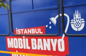 İBB, yaz döneminde de özel donanımlı Mobil Banyo Aracı ile kişisel hijyen hizmeti veriyor