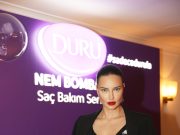 Adriana Lima Muhteşem Saçlarının Sırrını Paylaştı: “Sadece Duru’ladım”