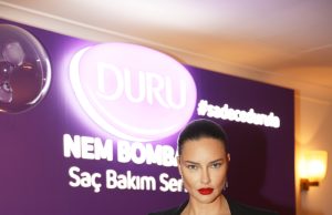 Adriana Lima Muhteşem Saçlarının Sırrını Paylaştı: “Sadece Duru’ladım”